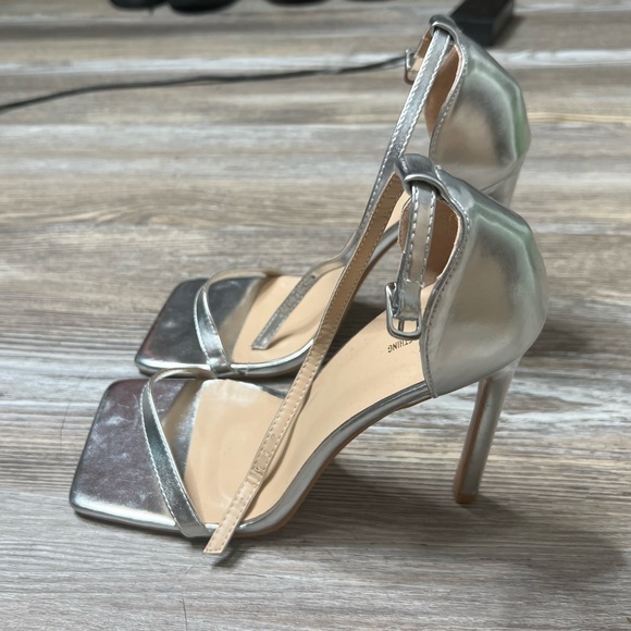 NWOB Silver Pretty Little Thing Square Toe Heel sz 9 - Picture 2 of 6